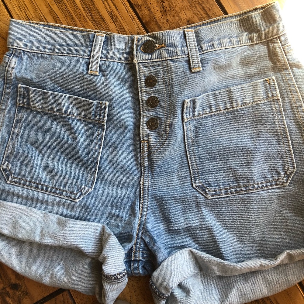 Levi buttoned shorts